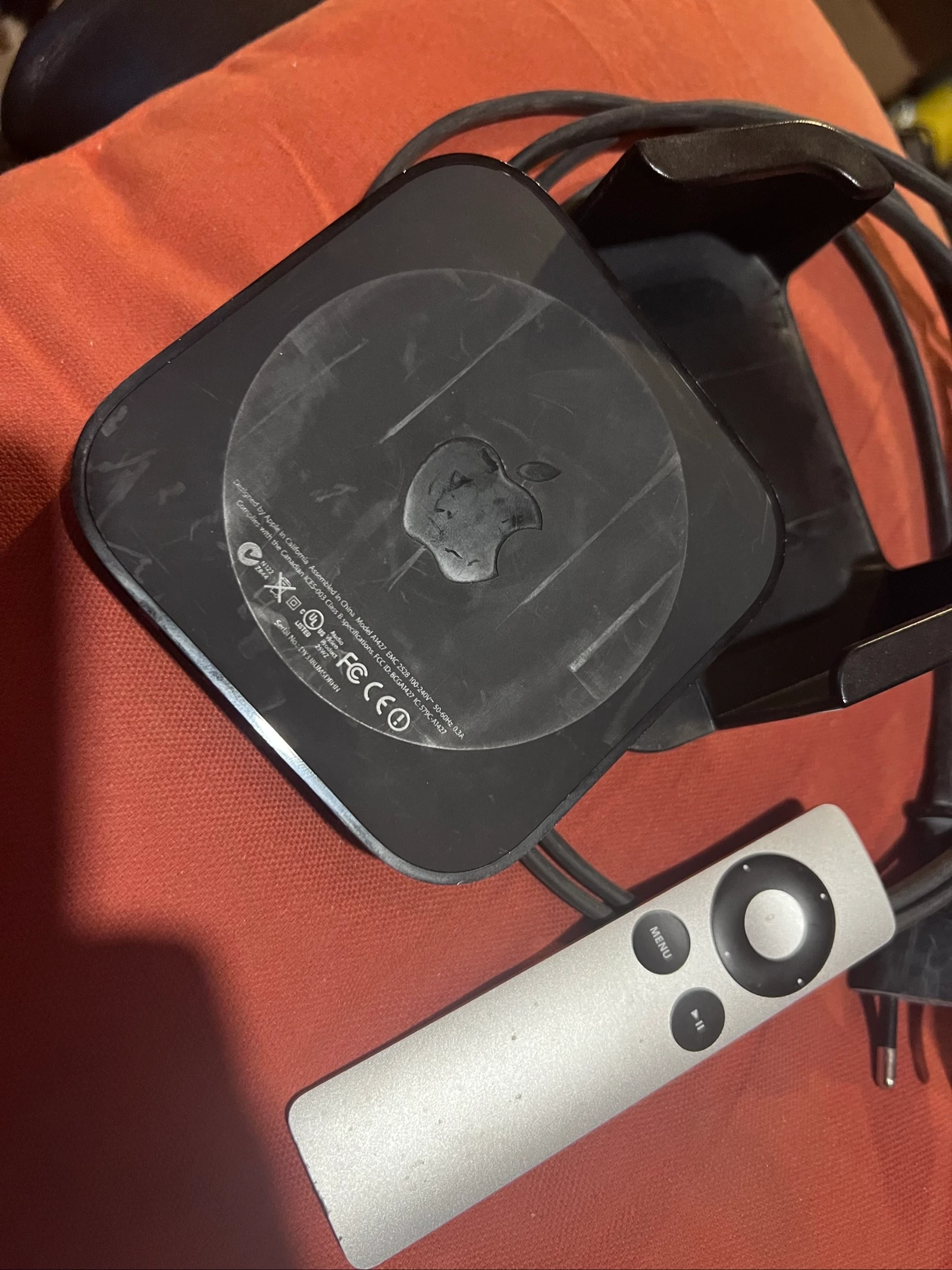 Apple TV 2nd Generation (A1378) complete with remote and stand excellent condition. – photo 5